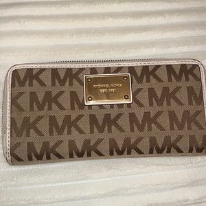 Michael Kors wallet very spacious genuine leather